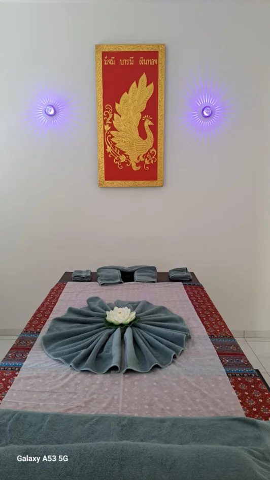 Behandlungsraum mit Pfau-Kunstwerk